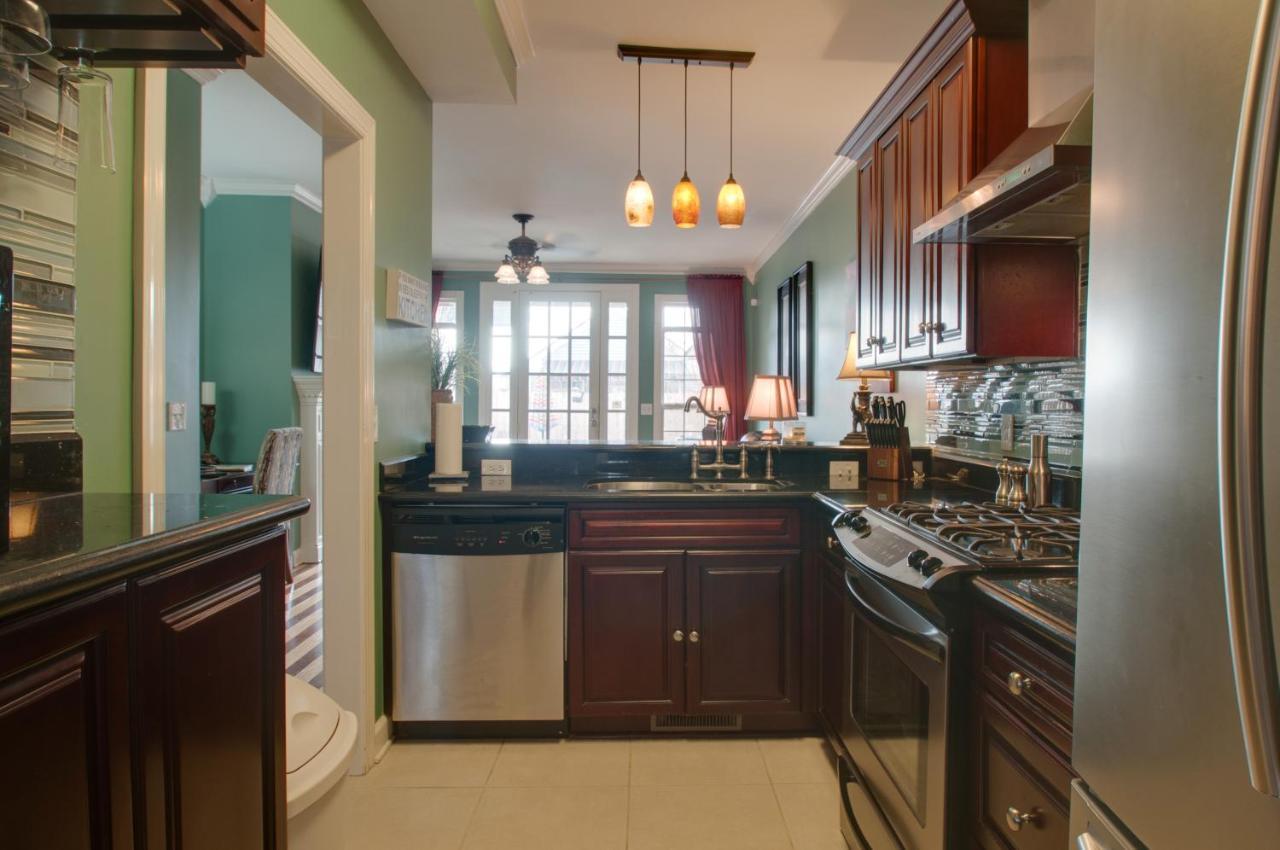 נאשוויל Vacation Home 5 Mins To Down Town 2 Bedrooms 2 Baths Garden Area Hot Tub מראה חיצוני תמונה